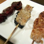 やきとり・ホルモン串　もりしん - 左から鶏レバーあぶり串・ハチノス串・ミノ串