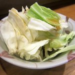 やきとり・ホルモン串　もりしん - お通しのキャベツは合間にポリポリと