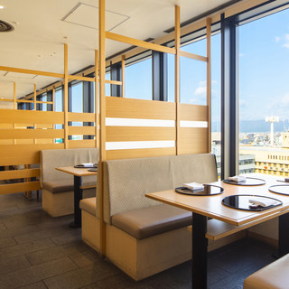 仕切りの付いたゆとりのテーブル席。