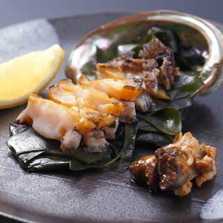 A variety of dishes made with seasonal ingredients. Teppan-yaki is also available for lunch.