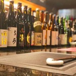 美酒佳肴 楽庵 - 全国各地の名酒が並ぶカウンター席