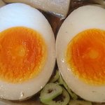 ラーメン よっしー - ラーメン よっしー ＠芝公園 黄身の半熟具合が絶妙な味付け味玉 税込100円