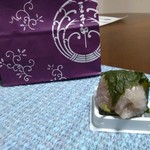 豆子郎の里 茶藏庵 - 前回はぼた餅、今日は桜餅、どちらも2個入り500円...美味しいけど...高い...と思う(´  `;) '`'`  まぁ外郎が1本170円だから、そんなものかな?!...やっぱり美味しいけど、高い