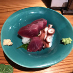 酒と肴 升 - 初鰹のお刺身とサービスの蛸