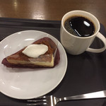 スターバックスコーヒー - ドリップコーヒー313円、ナッツ&キャラメルチーズケーキ475円