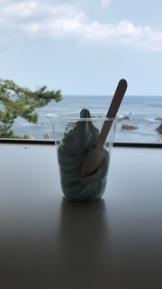 Kinosaki Marinwarudo Jio Kafe - バックは美しい日本海