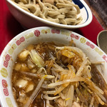 蓮爾 - 別盛りの野菜(ほぼモヤシ)を投入
