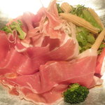 エノテカ・オルモ・デル・カウカソ - パルマ産と米の娘豚の生ハムサラダ