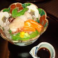 北新地 湯木 本店 - 紅白の椿がとっても綺麗な器で頂くお造りの盛り合わせ