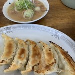 あかつき食堂 - モツ煮(ハーフ)と餃子