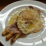 Cucina Italiana e Gastronomia CICCIO - ホワイトアスパラガスと半熟目玉焼きのグリル、パンチェッタとパルミジャーノチーズ添え