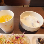 コンフォートホテル - 恒例のオレンジジュース　カットリンゴとブドウにヨーグルトを掛けたよ