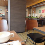 コンフォートホテル - 朝食会場の様子　奥方向がフロント