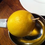 ブラッスリーザン - レモンに楊枝さしてそのままポッカレモン