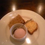 サロン・ド シュシュ - 本日のデザート、自家製シフォンケーキ、自家製バターケーキ、おとりよせのバラのジェラート