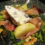 タケル クインディチ - おまかせ前菜Ⅱ：洋梨とゴルゴンゾーラ・生ハムのサラダ