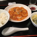 yakuzenchuukaryourishinri - 胡桃入りふんわり卵の海老チリソース煮定食　980円