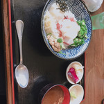 食彩館 - 海鮮ネバネバ丼 漬物味噌汁セット
