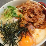 くるまや - お肉と月見山かけうどん(税込980円)