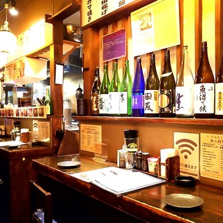 日本酒がずらっと並んだカウンター席でゆっくり美味しいお料理をお楽しみください！