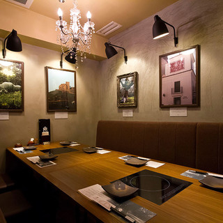 Iberikoya - 8名様までの完全個室。ビジネス宴席やお祝いの会席にふさわしい上質空間