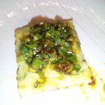 和肴 鉄板 アキラ - じゃがいもチヂミのカット