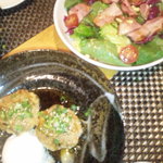 和肴 鉄板 アキラ - つくねとベーコンサラダ