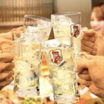 鉄皿ギョーザ ちょい - 熱々の餃子と一緒に乾杯。ギョーザとビールは日本の文化。