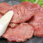 焼肉井とう - やわらかいタン元のみ使用しています。外側の固い部分もカット。 塩で味付けしてありますのでまずはそのままどうぞ。