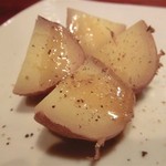 ジビエ料理 あまからくまから - お通し（茹でじゃが）：お店が手がける農場で無農薬で育てたじゃがいも使用♪