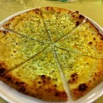 Takaosan Fumotoya - チーズのピザ