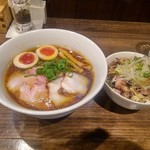 櫻井中華そば店 - 特製中華そば(醤油)　炙りチャーシュー丼