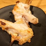 炭火串焼 初代バッジョ - 手羽先の裏側はこんな感じ