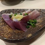 鮨みやもと - 初ガツオ　食べる前に、皮目に塩を振って炭火で炙ってあります