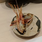 鮨みやもと - シマエビの頭を炙ってあります