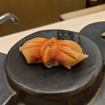 鮨みやもと - 握り　赤貝　握る直前に殻から剥いてます