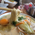 中華そば きい家 - 麺持ち上げ