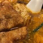 支那麺 はしご - 排骨担々麺 ¥950-(税込)
            排骨の麺とスープ麺のアップ