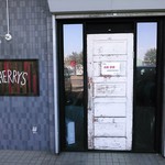 炭火焼ハンバーガー＆ステーキ チェリーズ - ちびっこ連れから会社員、老夫婦まで客層は広く、いつもお客さんが入っています。