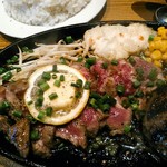 炭火焼ハンバーガー＆ステーキ チェリーズ - 冷凍物ではないという意味なんでしょうね、生ラムステーキはレアな焼き加減で臭みなんてなし。