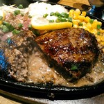 炭火焼ハンバーガー＆ステーキ チェリーズ - チェリーズや系列のSTUMPのゴツい粗挽きハンバーグと言えば、切った時の肉汁の洪水！