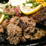 炭火焼ハンバーガー＆ステーキ チェリーズ - 旭川(北海道)から入れている旭高砂牛100%の挽き肉の粒が大きいでしょう？