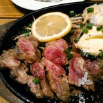 炭火焼ハンバーガー＆ステーキ チェリーズ - 米粒を除くのを忘れましたが、硬くまではない生ラム肉に割と弾力があり、口どけの良い和牛とは別個の咀嚼するまでに幾らかは時間を要する分、肉を喰らっている感が強い。つまりは旨い‼