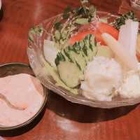 赤坂 津つ井 総本店 - コンビネーションサラダと選んだサウザンドレッシング