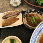 松月 - 店舗横で干して作る自家製の干物は松月の代表料理です。