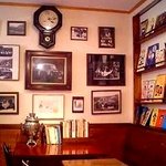 ブンブン紅茶店 - 古時計と壁に飾られた写真