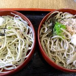 出雲そば きがる - 左；丸抜き十割、右；挽きぐるみ九割