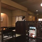 田舎庵 小倉本店 - 高級感と言うより、質素で清潔な店内。
                                
                                店員さんも物静かでアタシのような雑でだらしないのが透けて見えるような者にも丁寧な対応。
                                
                                手を洗って戻ると新聞が置いてあった。
                                賢いふりで目を通しましょ。
                                
                                
                                