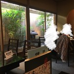 田舎庵 小倉本店 - 高級店には何故か女性客が多い。旦那がいっぱい稼ぐから、奥様は余裕でお昼にうなぎ。
                                
                                あとよく見かけるのは年配の男と若いチャンネー
                                
                                ただならぬ関係なのか？？？
                                
                                
                                