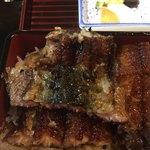 田舎庵 - 腹裂きの地焼き。細かく切ってあるように見えるけど、切り込みを入れて焼いてあります。
      炭の良い香り。ふっくら柔らかだが焼き目はバリっとして美味い！タレはスッキリで、うなぎも熱々。
      川魚の感じもしっかり。